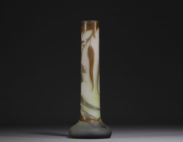 Établissements Émile GALLÉ (1846-1904) Vase en verre multicouche dégagé à l'acide à décor d'eucalyptus, signé à la base