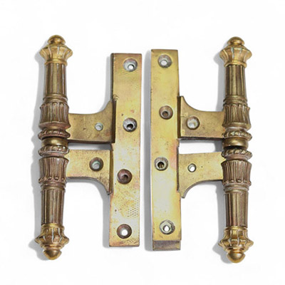Victor Horta (attribué à), deux charnières – Signées Maison Dandoy Belgique, circa 1895–1905 Bronze ciselé, signatures en creux.