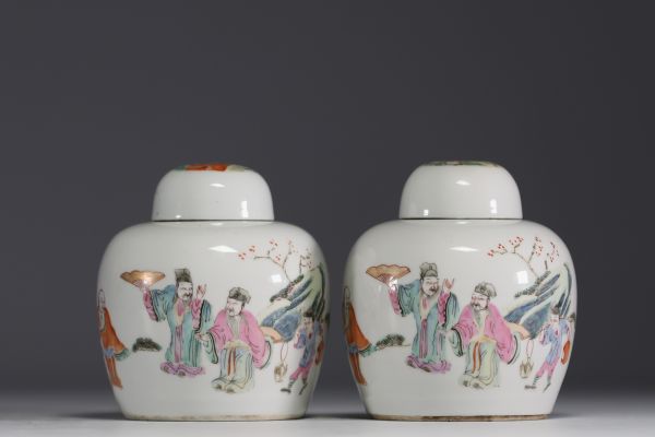 Chine - Paire de pots couverts en porcelaine polychrome à décor de personnages, marque sous la pièce.