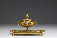 Alphonse GIROUX (1776-1848) Porcelain and bronze inkwell decorated with mistletoe leaves, ram's heads and paws, signed Alph. Giroux Paris.