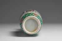 Chine - Vase en porcelaine en porcelaine polychrome famille verte au décor de courtisanes, XIXème.