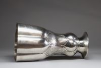 Imposant vase en argent massif repoussé gravé à la pointe, poinçon 950, orfèvre Bruxellois.