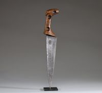 Afrique RDC - Couteau Luba à manche figuratif en bois sculpté, lame en fer battu et ciselé. 