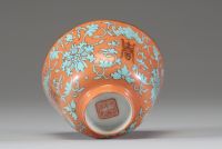 Chine, fin XIXe siècle – Rare bol couvert en porcelaine émaillée corail à décor de chauves-souris, rinceaux feuillagés turquoise et caractères shou, marque apocryphe Qianlong