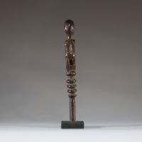 Afrique RDC - Sceptre Pende figuratif en bois sculpté, première moitié XXème.