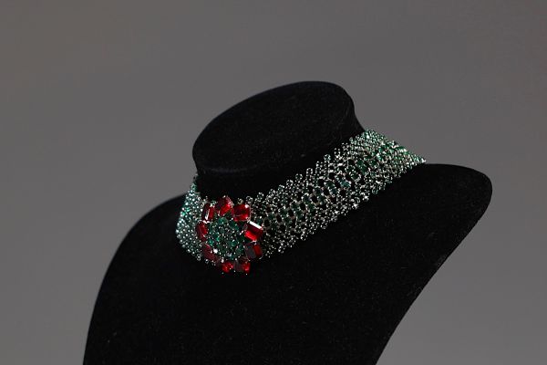 Christian DIOR - Collier ras de cou vintage en métal argenté et pierres en verre de couleurs rouges et vertes, signé et daté de 1960.