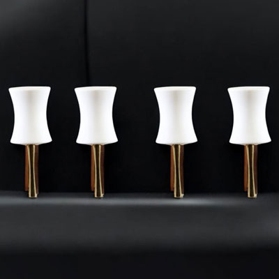 Stilnovo - Suite de quatre appliques en laiton, bois et verre opalin, vers 1950.