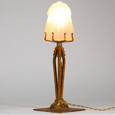 lampe de  table en fer forgé doré et verre moulé signé SABINO