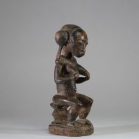 Statue féminine Baoulé, Côte d’Ivoire. Bois, patine ancienne usée par l’usage rituel. H : 30 cm Ancienne collection privée Liège