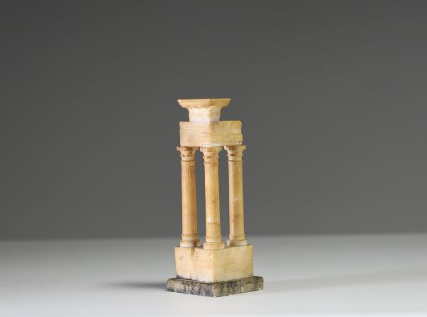 Grand Tour - Modèle du Temple Vespasien en albâtre sculpté, vers 1900-20.