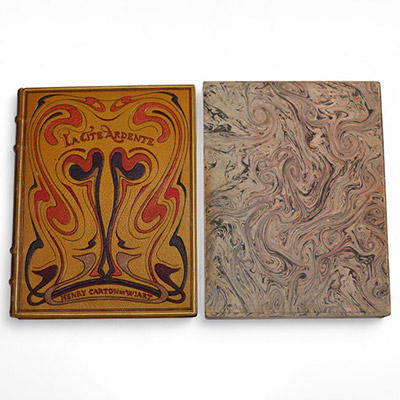 Marie Molitor (1868 – ?) Reliure Art nouveau pour La Cité ardente de Henry Carton de Wiart Vers 1905  Cuirs polychromes (jaune, rouge, rose, mauve clair et foncé) Cette reliure unique, réalisée en cuirs de quatre teintes contrastées, constitue un rare exemple d’application du langage de l’Art nouveau à l’art de la reliure. Son décor abstrait, composé d’arabesques souples et dynamiques, évoque avec
