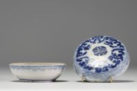 China - Small covered box in white-blue porcelain with floral decoration, 18th century.