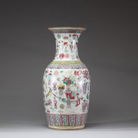 Chine, fin XIXe siècle — Vase en porcelaine de la famille rose à décor des 