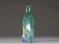 Chine – Statuette de perroquet en porcelaine émaillée polychrome, probablement famille verte, XVIIIe siècle  Ravissante statuette figurant un perroquet perché sur un rocher stylisé, en porcelaine émai
