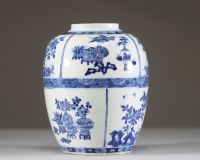 Vase en porcelaine blanc-bleu à décor de mobiliers, marque Kangxi  Vase en porcelaine à panse ovoïde, finement décoré en bleu sous couverte de scènes composées de mobilier chinois, vases garni