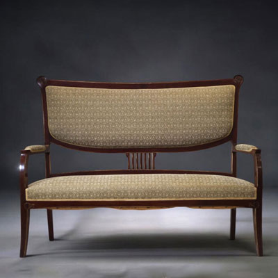 Gustave SERRURIER BOVY (1858-1910) Two seater bench, wooden frame and original tapestry.