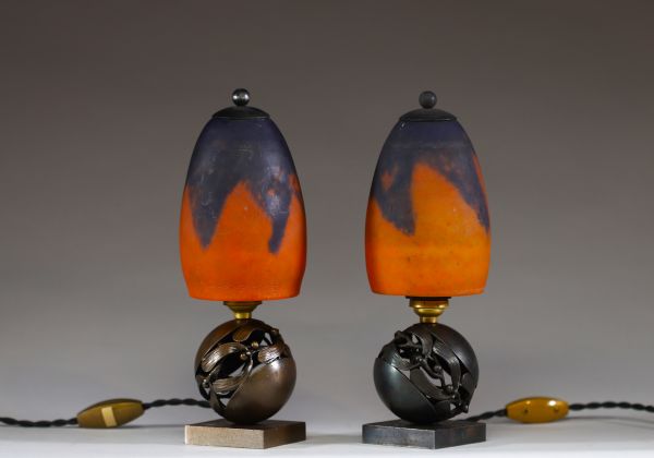 Edgar BRANDT (1880-1960) & DAUM Nancy - Paire de lampes sur pied en bronze à décor de boule de gui, bobèches en verre marmoréen, signées Brandt et Daum Nancy.