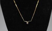 Collier en or jaune 18ct serti de zircons et de deux pierres bleues, 2,6gr.