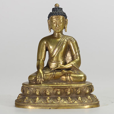 STATUETTE DE BOUDDHA SHAKYAMUNI EN BRONZE DORÉ Tibet, XIXe siècle Bronze doré, ciselé, laque noire.