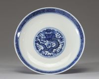 Chine – Tazza en porcelaine bleu blanc à décor de dragon, marque apocryphe