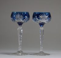 Val Saint Lambert - Série de douze verres en cristal taillé et doublé de différentes couleurs.