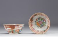 Chine - Paire de bols en porcelaine à décor de personnages, époque Qing.