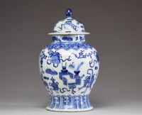 Chine - Potiche couverte en porcelaine blanc bleu à décor d'antiquités, marque Kangxi sous la pièce.
