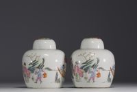 Chine - Paire de pots couverts en porcelaine polychrome à décor de personnages, marque sous la pièce.