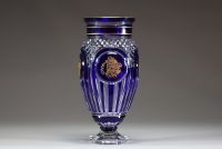 Val Saint Lambert - Vase en cristal doublé blanc et bleu à décor de figurante de la Danse de Flore, édition limitée 38/100, numéroté et signé.