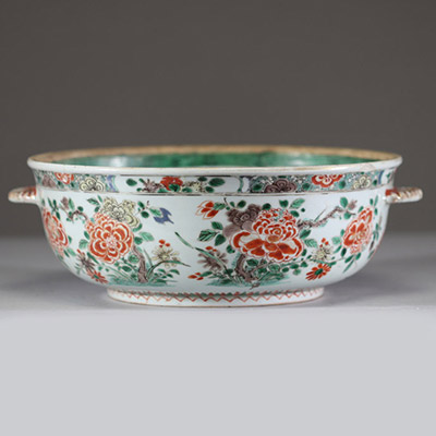 Chine, époque Kangxi (1662–1722) — Écuelle en porcelaine émaillée famille verte à décor de pivoines et chrysanthèmes  Reposant sur un pied annulaire, cette écuelle à panse arrondie est munie de deux a