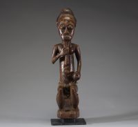 Afrique - Statue d’ancêtre Baoulé en bois sculpté, Côte d’Ivoire.