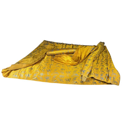 Chine - Deux panneaux en brocart de soie jaune et bleue à motif de fleurs stylisées, début XXème.