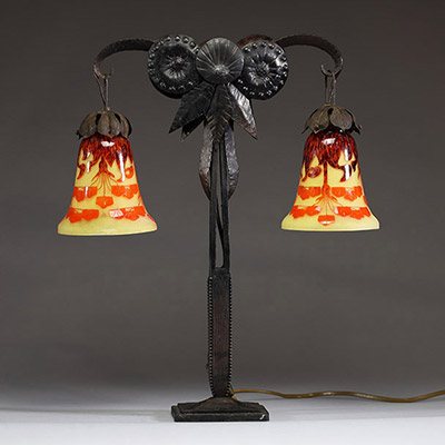 Charles SCHNEIDER (1881-1953) Le Verre Français - Lampe double en fer forgé martelé, tulipes en  verre multicouche dégagé à l'acide à décor floral.