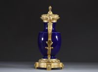 Vase en porcelaine de Sèvres bleu nouveau et bronze doré de style Louis XV.