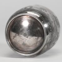 Chine, vers 1900 Pot à thé en argent massif gravé, à décor de paysages animés  Pot à thé de forme balustre en argent massif finement gravé d’un paysage traditionnel chinois, animé de scènes de village, pavillons, montagnes, oiseaux en vol et figures humaines. Le couvercle est orné d’un large chrysanthème stylisé dans un médaillon circulaire. La base est marquée au revers, vraisemblablement d’un or