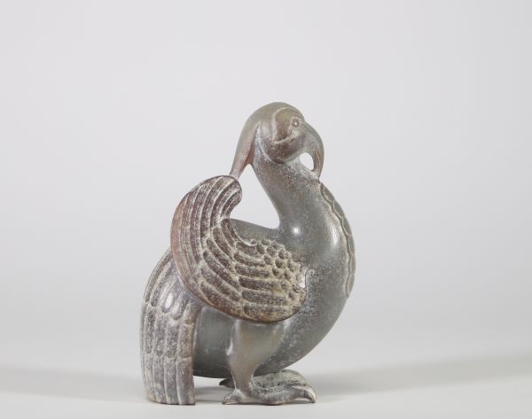 Oiseau en jade gris sculpté, Chine, dans le goût des Han Figure zoomorphe stylisée représentant un oiseau debout aux ailes repliées et au bec courbé, probablement une évocation archaïsante du phénix (fenghuang)