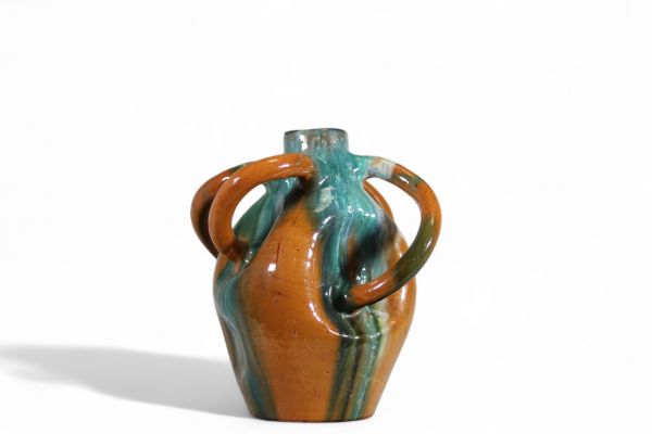 Arthur Craco (1869–1955) Vase à quatre anses Belgique, vers 1900 Grès vernissé, décor modelé, signé sur la base  Ce rare vase à quatre anses incarne à la fois l’esprit Art nouveau belge et une sensibilité marquée pour le Rustic Revival, mouvement prônant un retour à la matière brute, à l’artisanat et à l’authenticité des formes naturelles. Réalisé en grès vernissé, le vase dégage une forte présenc