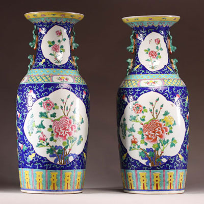 Chine - Paire de vases en porcelaine polychrome à décor floral en cartouche sur un fond émaillé bleu cobalt, marque sous les pièces.