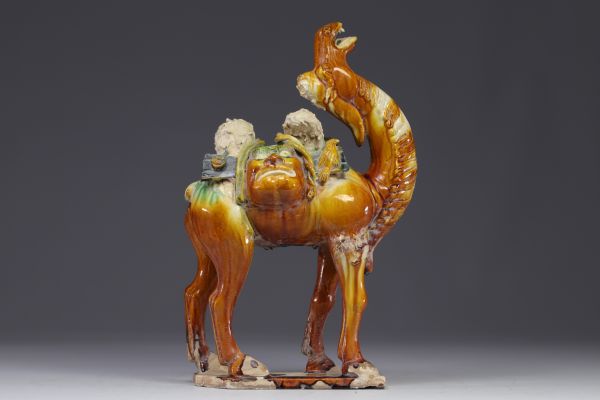 Chine - chameau en grès vernissé de style Tang, époque non identifiée.