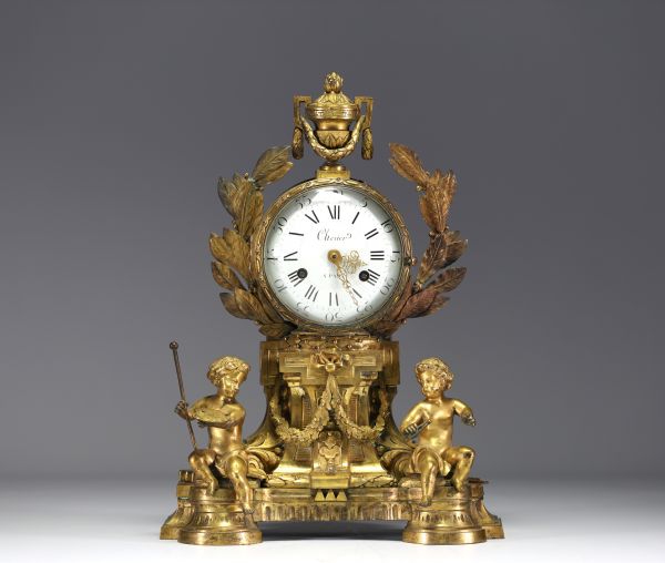 Pendule en bronze doré et ciselé, allégorie des arts aux Putti, cadran signé Cherier à Paris, d'époque Louis XVI.