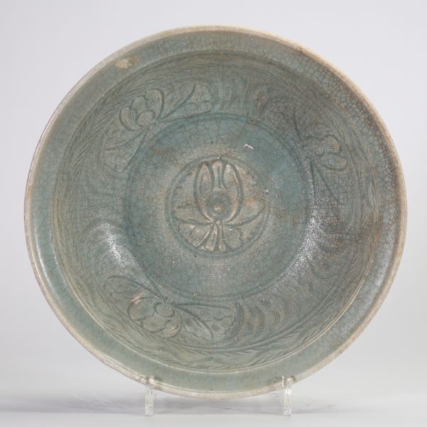 Plat à décor floral en relief Chine, dynastie Song, XIIe-XIIIe siècle Grès à couverte céladon.