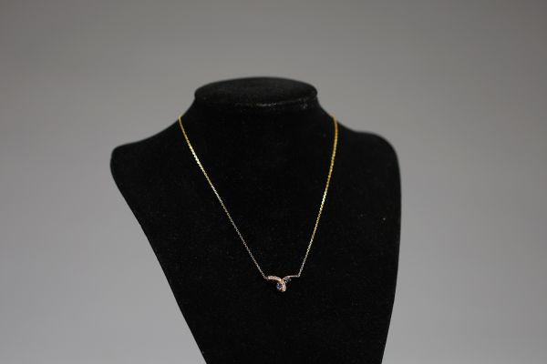 Collier en or jaune 18ct serti de zircons et de deux pierres bleues, 2,6gr.