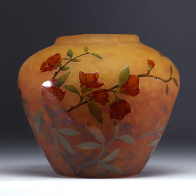 DAUM Nancy - Vase à décor de Cognassier du Japon.