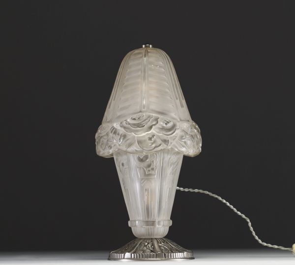 J. ROBERT (XX) - Art Deco lamp in pressed moulded glass with geometric floral decoration, base in nickel-plated bronze, circa 1930.