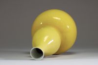 Chine - Vase double gourde en porcelaine monochrome jaune, période Qing.