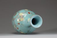 Vase balustre en porcelaine émaillée turquoise à décor de pêches et papillons, Chine, marque apocryphe de Qianlong