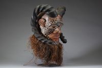 Afrique RDC - Masque Heaume Kuba en bois, cornes, raphia et clous de tapissier, Congo RDC.