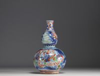 Chine - Vase double gourdes à décor de paysages montagneux et personnages.