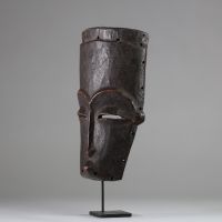 Masque Kuba Lele, RD Congo, bois. Belle forme allongée, sourcils en saillie, trace d’usage et patine sombre profonde. A noter des scarifications sur le front. H: 27 cm.  Ancienne collection privée namuroise