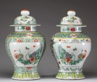 Paire de pots couverts en porcelaine polychrome de Chine, à décor floral 